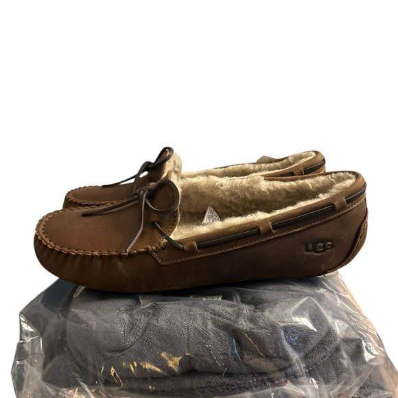 UGG leather  Moccasin Slippers new size 11 - Picture 1 of 4